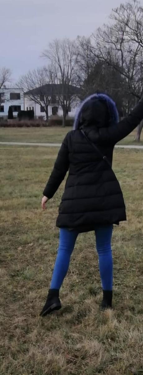 Cierna zimna bunda s mohutnou kozusinou, s