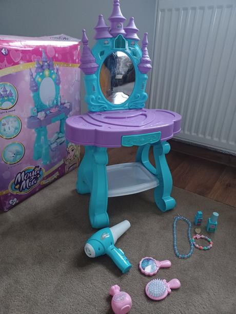 Kozmetický stolík, 