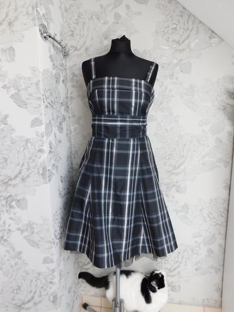Pekne trendy karo korzetove šaty, 36