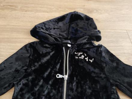 Čierna zamatova mikina, 116