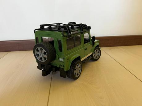 Land rover zeleny hracka,