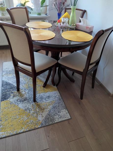 Predám okrúhly stôl, 