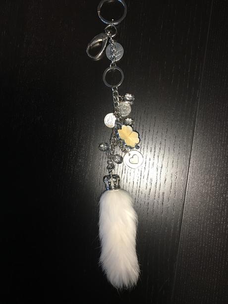 Kožušinova ozdoba na kabelku magnolia,