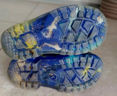 Gumáky so žralokmi, 24