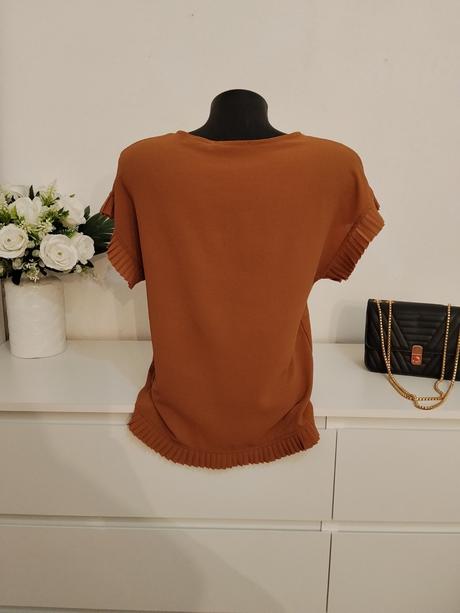 Federica ferrigno elegantný camel top s volánikmi, s