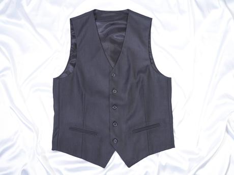 Tmavosivá vesta, 48