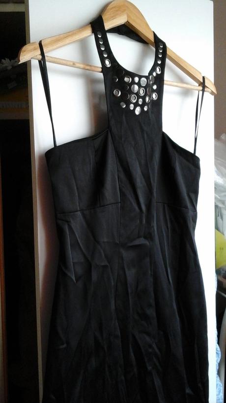 Cierne saty s vybijanym dekoltom nenosene, gate,36