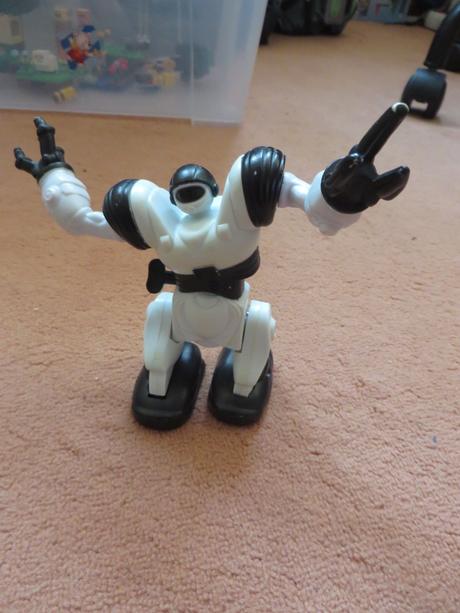 Robot - výška cca 12 cm, 