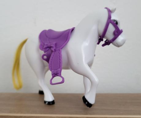 Kôň s fialovým postrojom,