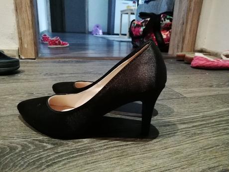 Len raz obuté saténové lodičky, 36