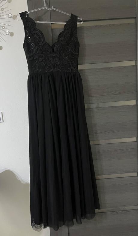 Čierne spoločenské šaty, l