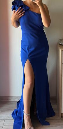 Modré šaty na rameno, l