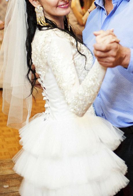 Extravagantné slávnostné saty, m