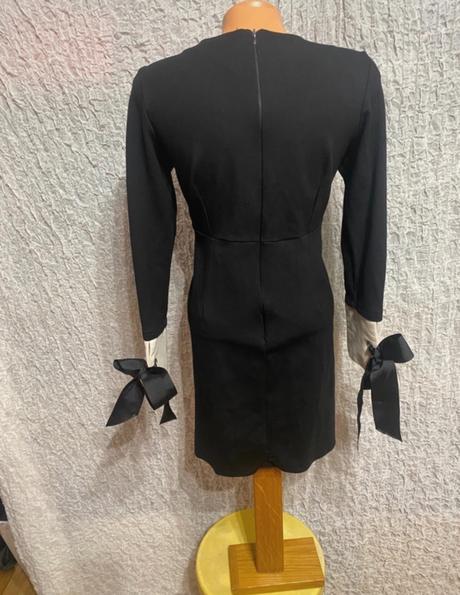 Elegantné čierne šaty s bielymi manžetami a mašlam, s