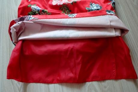 Zaujímavé červené minišaty, v.m/l, l