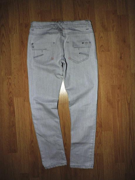 Svetlošede rifle s prešivaním na kolenách, s