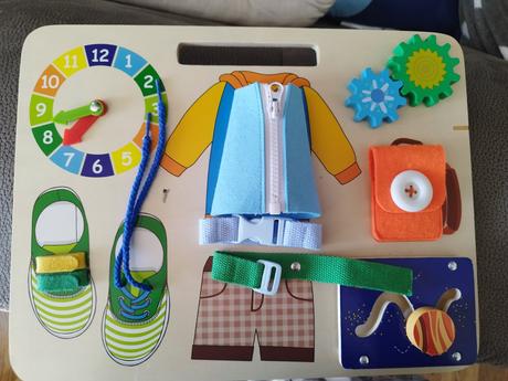 Tabuľka na učenie viazania šnúrok, zipsovania atď., 