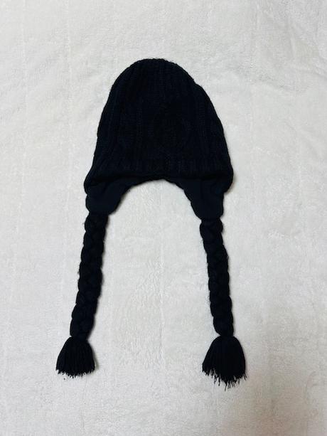 Čierna úpletová čiapka podšitá s vrkočmi,