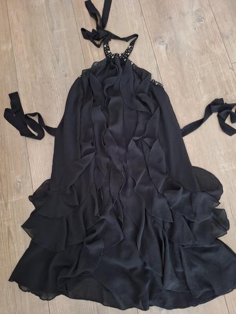 Cierne saty s volanmi, 