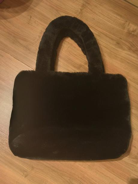 Predám čiernu huňatú tašku, h&m