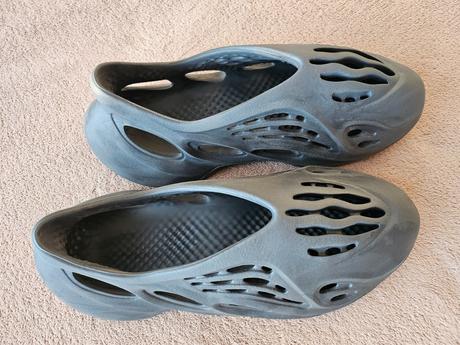 Yeezy foam carbon, 44