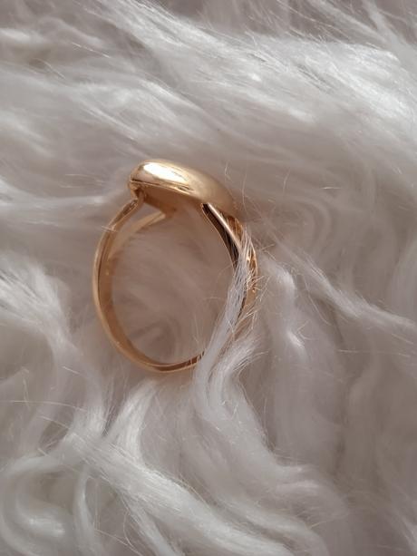 Prsteň s kamienkami,