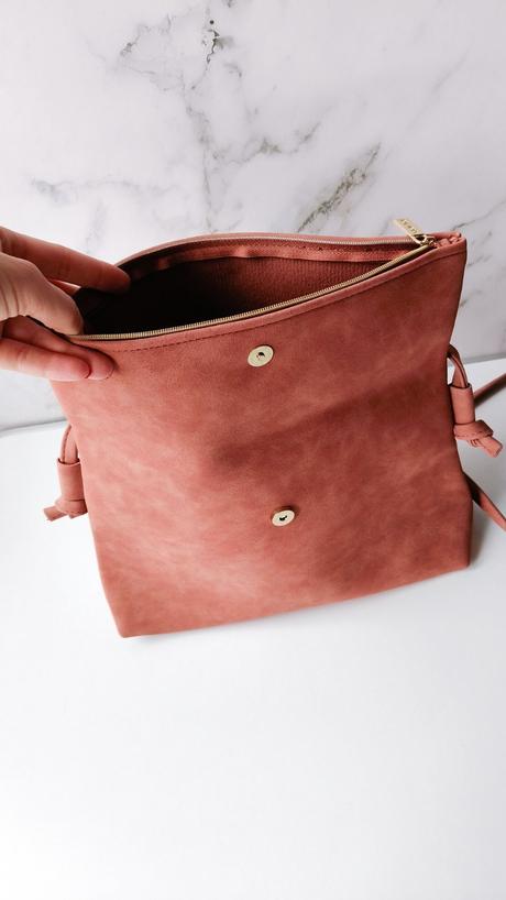 Pupa kabelka ružová, 