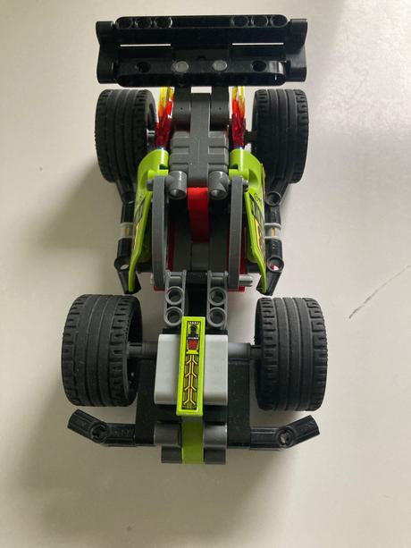 Lego technic 42072 pretekárske auto,
