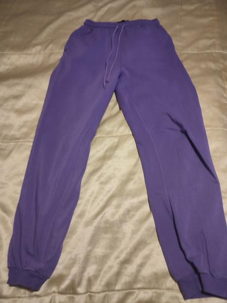 Fialové tepláky, house,s