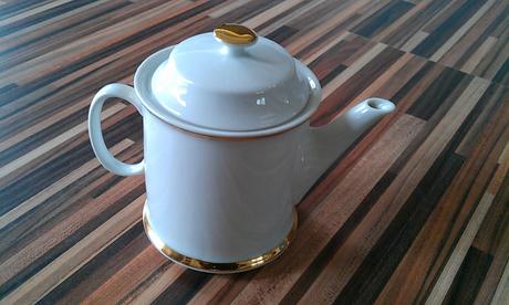 Porcelánový čajníček,