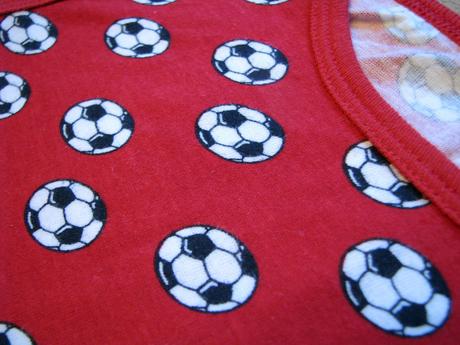 Tielko s futbalovými loptami, 98