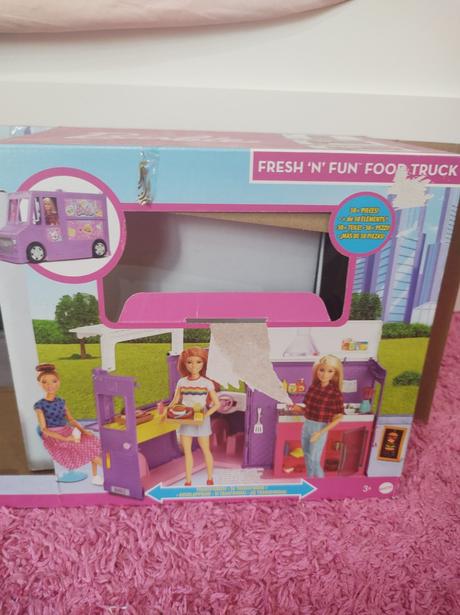 Domček barbie s doplnkami autom a konikmi,