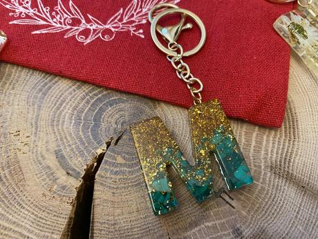 Ručne vyrobené živicové kľúčenky, 