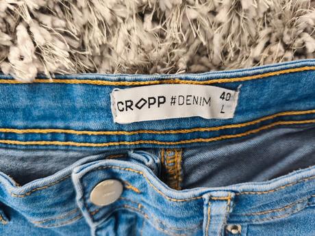 Šortky s vysokým pásom. l/40 . cropp, l