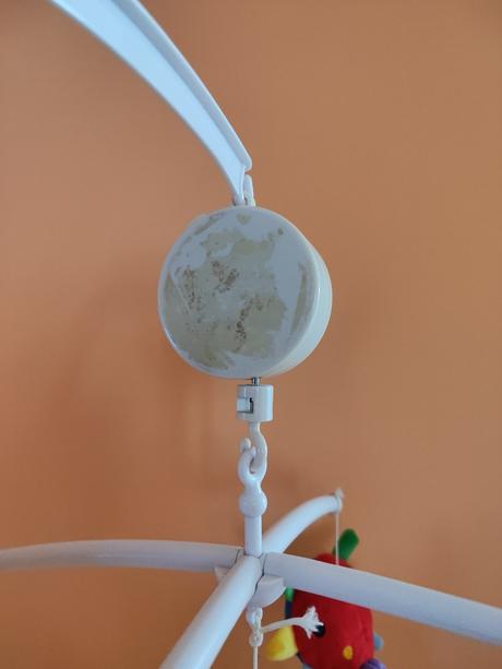 Kolotoč nad postieľku,