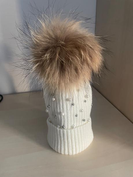 Biela ciapka s koralkami- brmbolec prava kozusina, 34 - xxxl