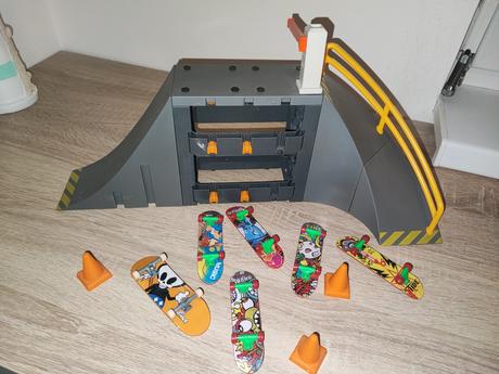 Skateboard vysokej rampy so zábradlím, 