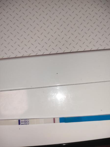 Je tam náznak druhej čiarky?