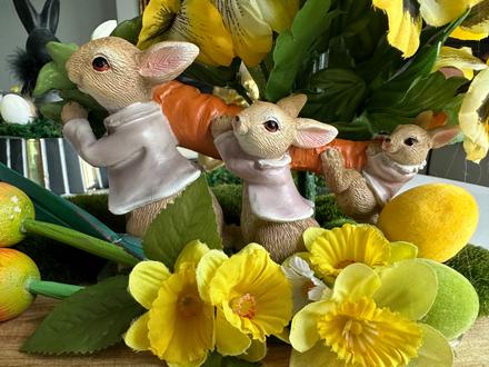 Veľká noc zajačiky s mrkvou,