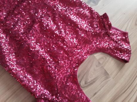 Cyklámenové trblietavé šaty zn. divided, 34