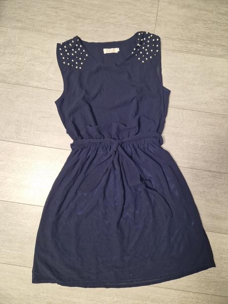 Šaty s perličkami, s