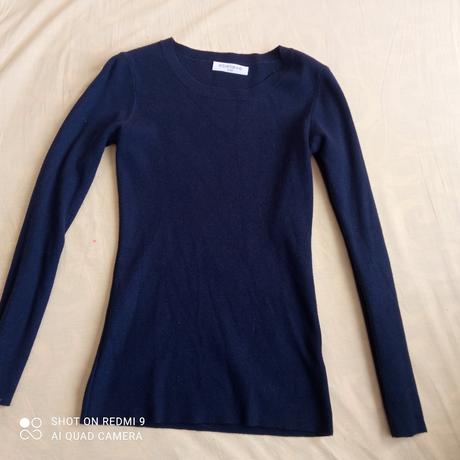 Hladký tmavomodrý pulóver, s