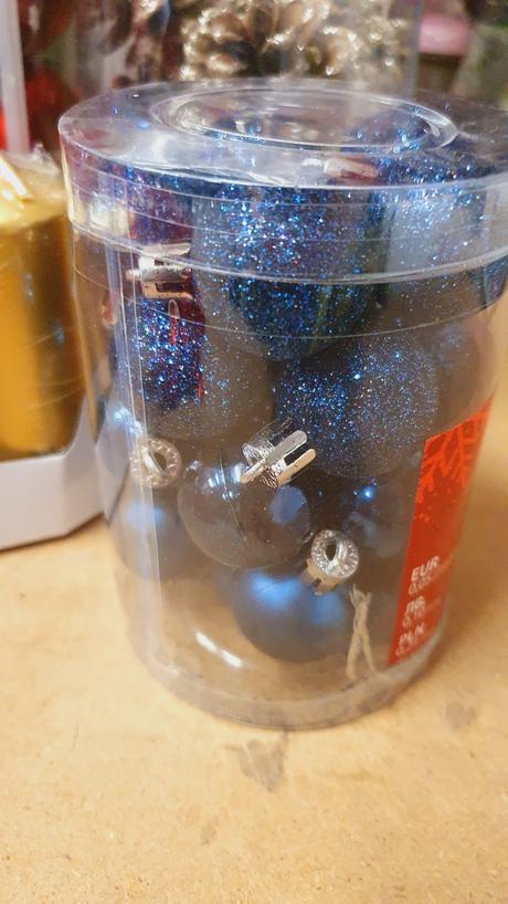 Dekorácie + sviečky + pohár + 2x tanier, 