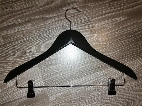 Kvalitné drevené vešiaky čierne, 