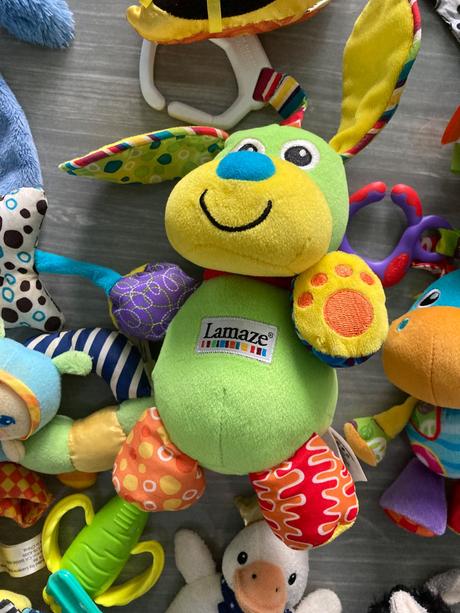 Interaktívne hračky lamaze, hrkálky, závesné a iné,