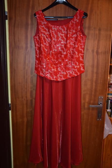 Červené šaty, 40