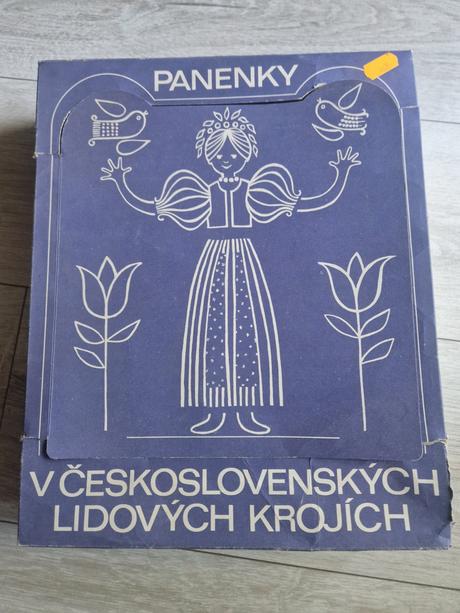 Panenky v československych lidovych krojich,