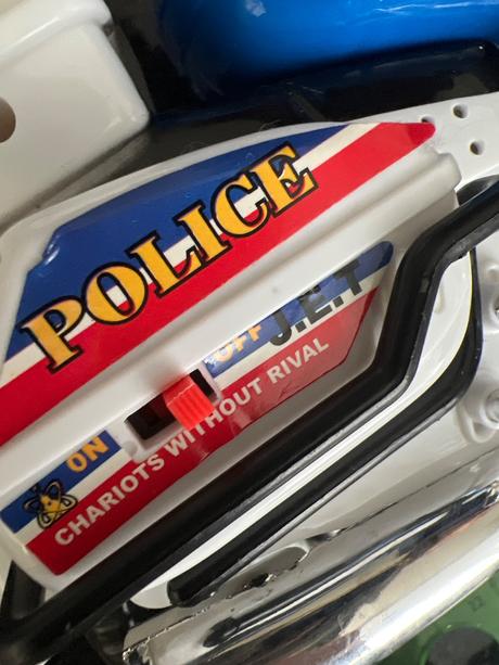 Policajt na motorke jazdí hučí siréna trúbi svieti,