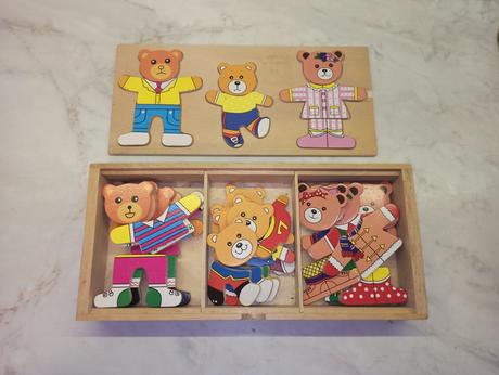 Drevena vkladacka mackovia s oblecenim,