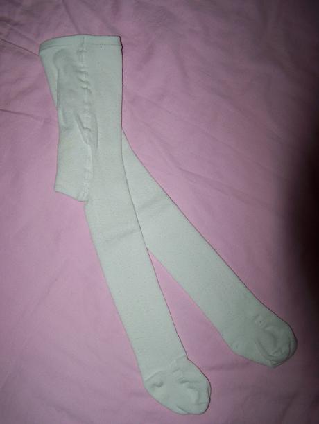 Biele pančušky nosené len príležitostne k šatičkám, 74